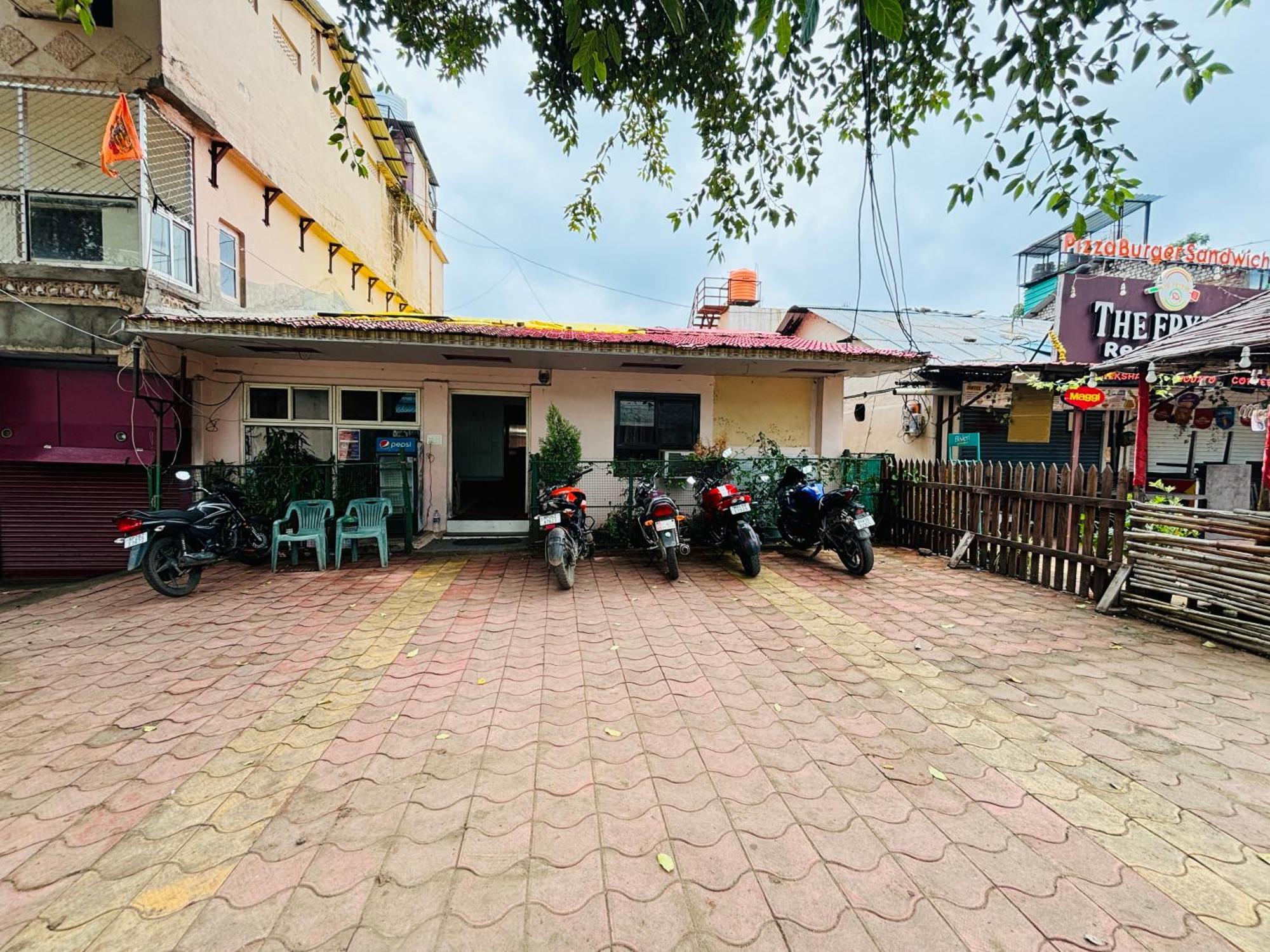 Hotel Paradise Stays Pachmarhī Esterno foto